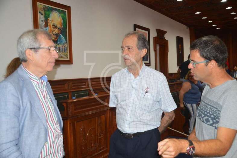 Guillermo Reyes habla con el también concejal José Suárez (PP) y el periodista Gaumet Florido, antes de comenzar el Pleno de este lunes (Foto TA)